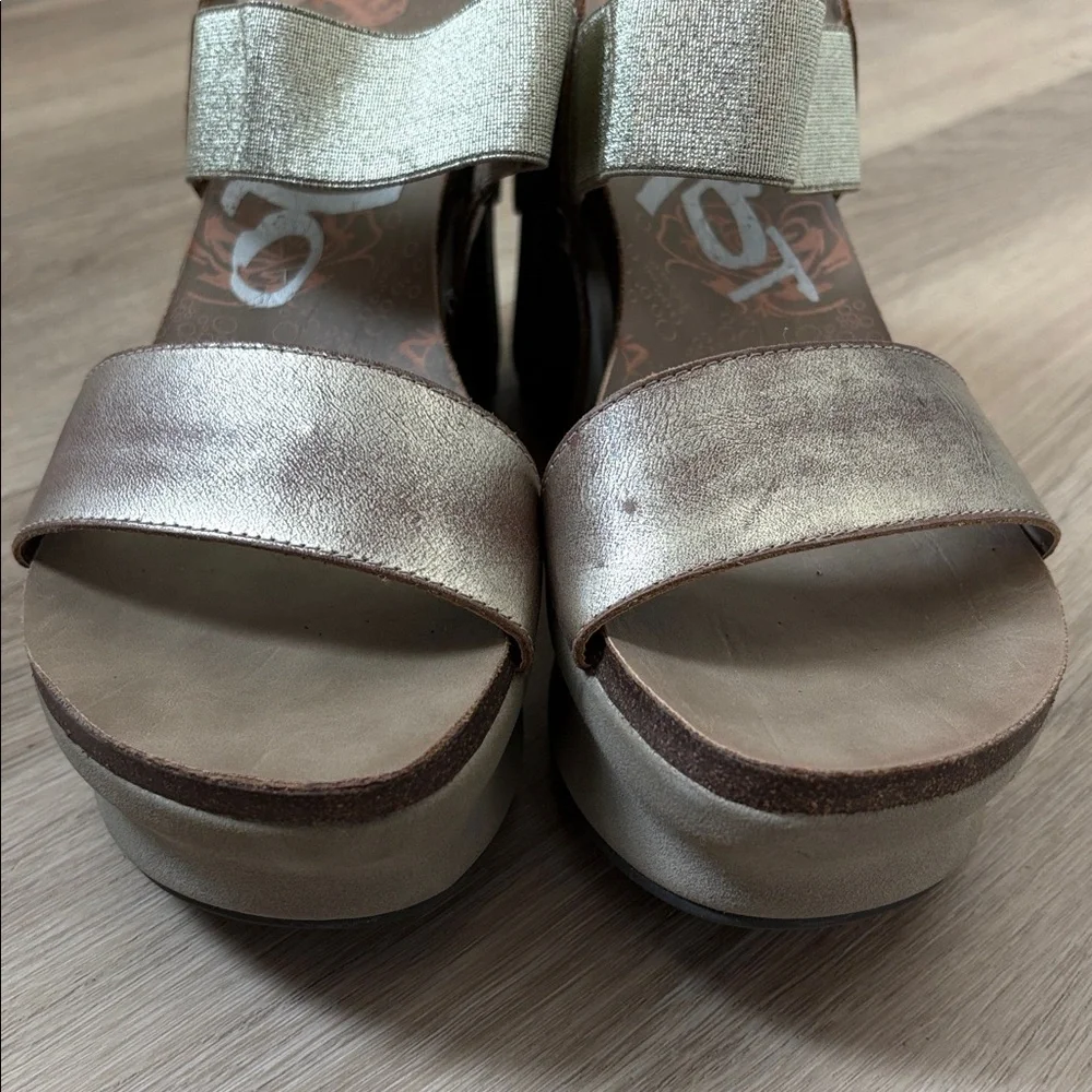 OTBT Bushnell Wedge in a metallic pewter color size 10M leather summer spring